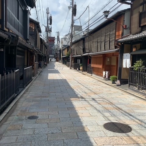 こういう状況ですが少しでも落ち着いたら是非京都にお越しください。ヴィーガンカフェの方は閉めておりますがホテルの方は営業しております。
